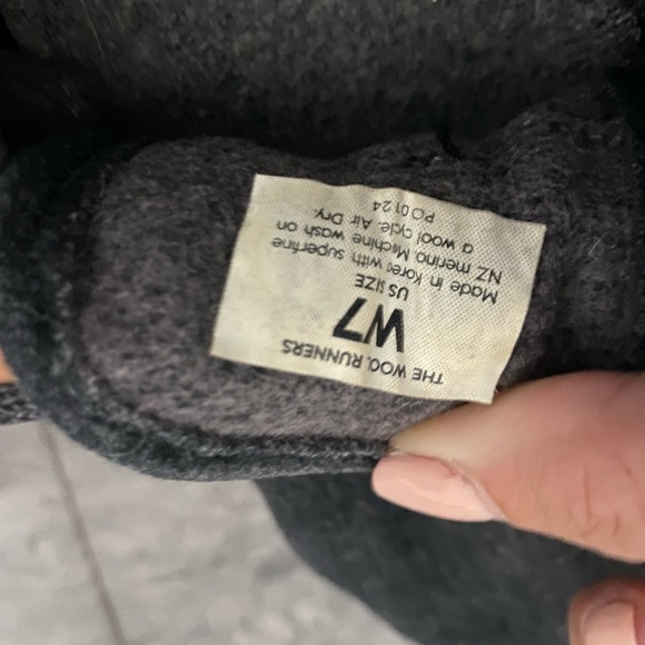 Womens allbird wool runners. Size 7 - Picture 3 of 3